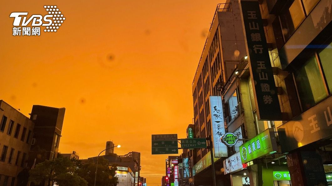 宜蘭傍晚天空呈現橘黃色。（圖／TVBS）