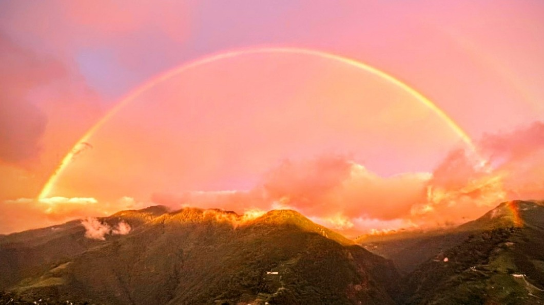 受颱風璨樹影響，福壽山農場昨日驚現「金色彩虹」，網友大讚像仙境。（圖／翻攝自福壽山農場臉書）