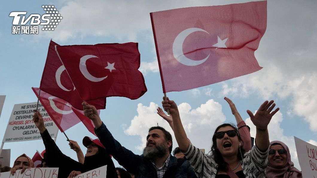 有超過2000名土耳其上街抗議政府的防疫措施（圖／達志影像路透社）