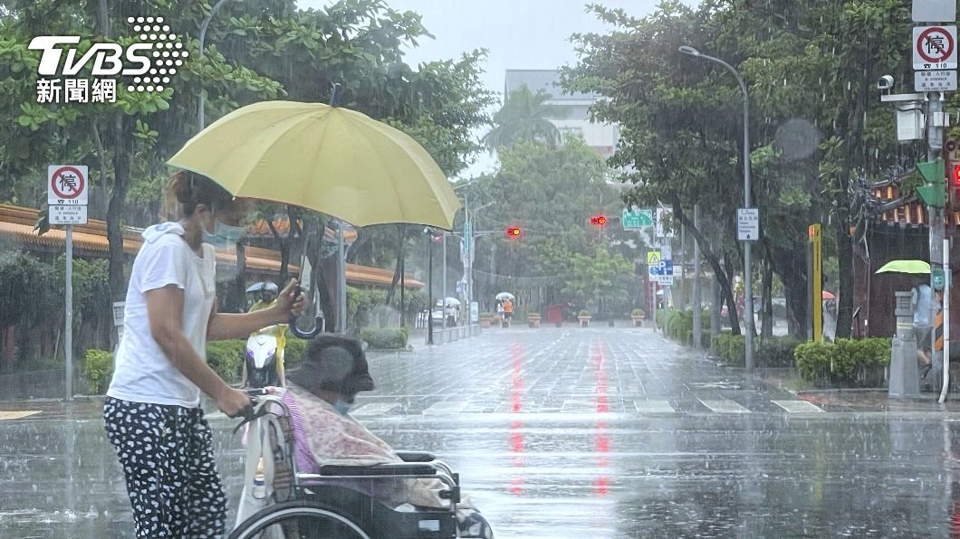 璨樹颱風逐漸北移，北部地區陸續出現較大雨勢。（圖／中央社）