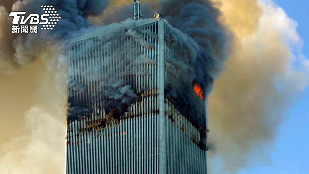2001年9月11日當天，紐約世貿中心遭遇恐怖攻擊。（圖／AP） FBI公開16頁911解密報告　劫機者在美後援曝光