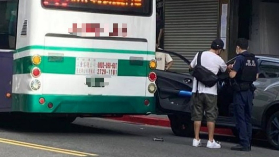 違規臨停車輛的駕駛座車門被公車撞開。（圖／Facebook Gangs of Tian Mu 天母幫） 「我的車門...」駕駛違停剛上車　門未關遭公車撞凹