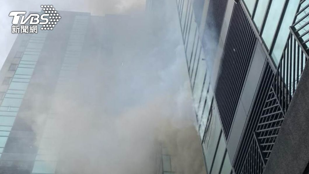 台中市北區進化北路一棟民宅發生火警，濃煙竄出。（圖／民眾提供） 台中18層樓民宅火警　千名住戶衝下樓逃命