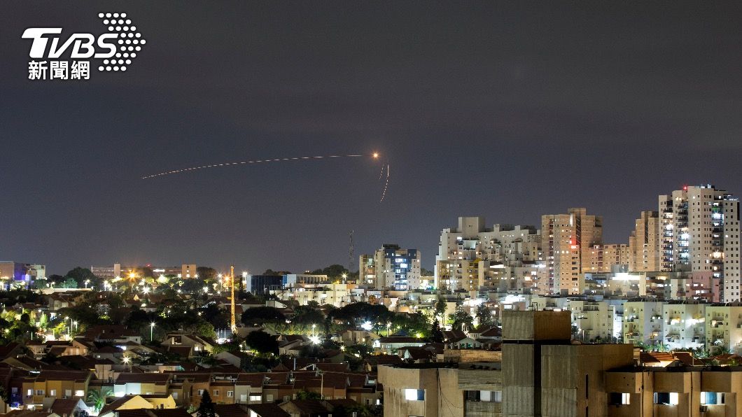 以色列反導彈系統試圖攔截火箭彈（圖／達志影像路透社）