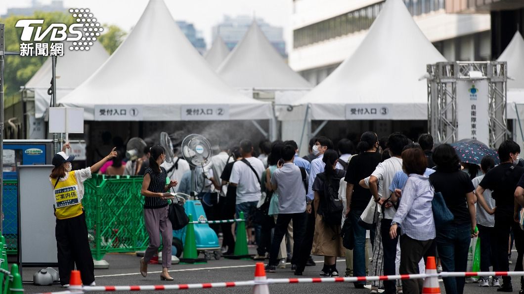 日本民眾排隊等待接種。（圖／達志影像美聯社）