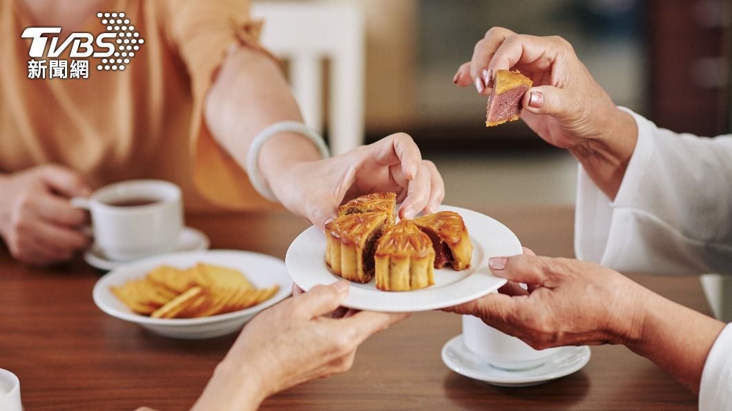 中秋節和家人分食月餅，減少熱量還能增進情誼。（示意圖／shutterstock達志影像）
