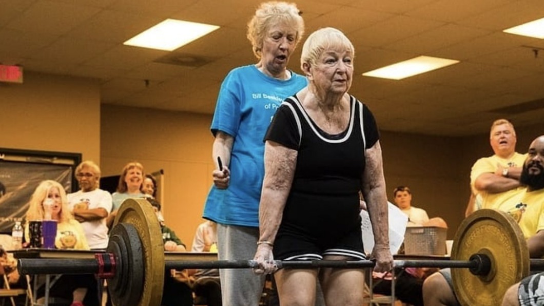 「健力」阿嬤特雷娜（Edith Murway-Traina）能夠舉起150磅。（圖／翻攝自@4fitnesshealthy推特）