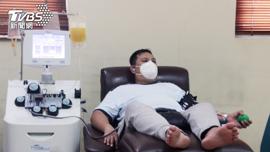 圖為痊癒後的印尼民眾里柏爾地在印尼紅十字會中心捐血。（圖／中央社）