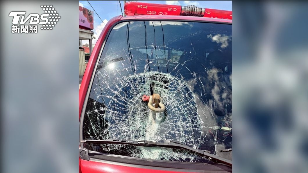 洪男駕駛半聯結車，車上載運的鋼構捆綁固定栓脫落，插進台南市消防局公務車前擋風玻璃。（圖／警方提供）