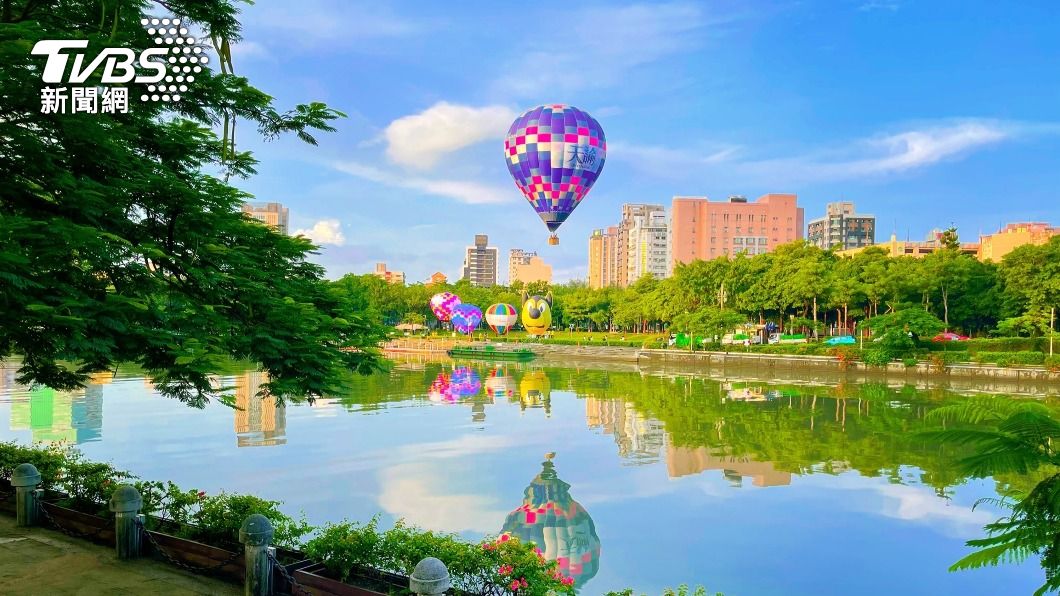 高市觀光局在愛河進行熱氣球試飛。（圖／中央社）
