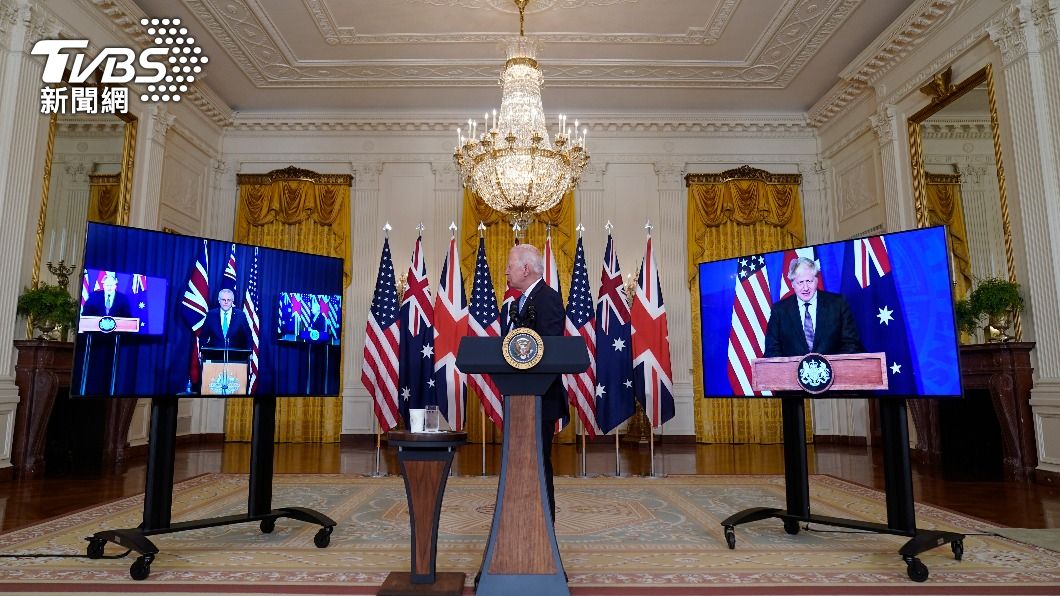 美總統拜登、英相強森與澳總理莫里森召開三方視訊聯合記者會宣布組AUKUS。（圖／達志影像美聯社） 美英澳組新戰略聯盟AUKUS　陸：應擺脫冷戰思維