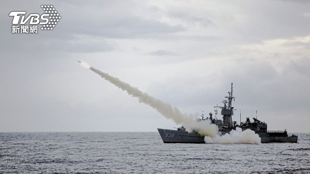 圖為海軍寧陽軍艦發射魚叉反艦飛彈。（圖／中央社） 海空戰力提升特別預算2369億元　立院三讀通過
