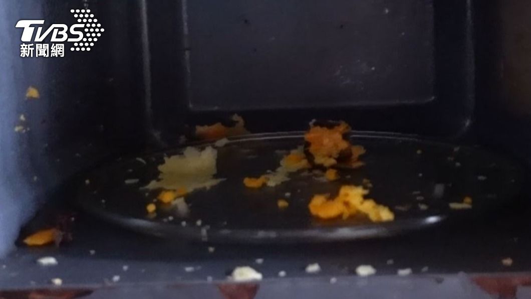 蛋黃酥放進微波爐加熱後爆炸。（圖／TVBS）