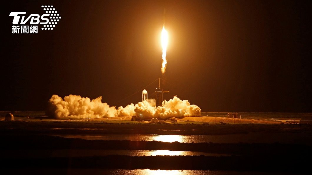首趟平民太空任務順利升空（圖／達志影像路透社） 遨遊太空不是夢！SpaceX首支平民隊伍順利升空