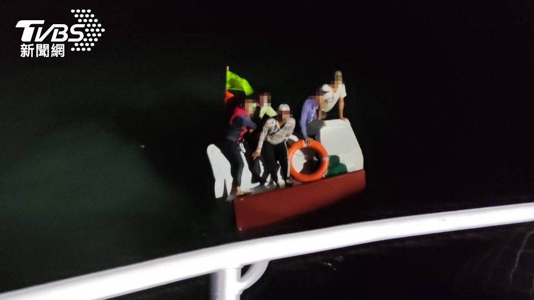 台南漁船翻覆5船員深夜未歸。（圖／TVBS）