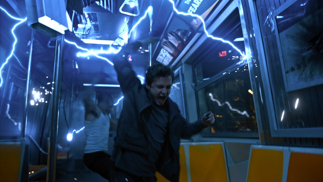 英國男星羅根米勒（Logan Miller）在《密弒遊戲2：勝者危亡》中挑戰致命雷射光。（圖／索尼提供）
