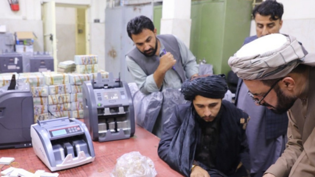 塔利班從前朝官員家中拿走大量現金。（圖／翻攝自阿富汗中央銀行臉書）