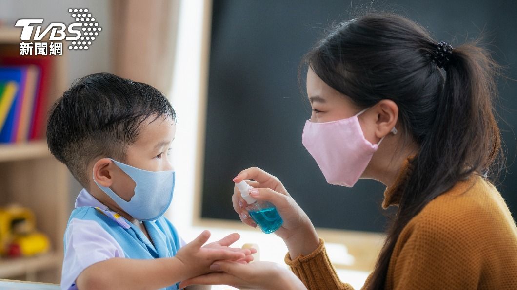 陳欣湄醫師指出，新冠肺炎感染族群有「幼童化的趨勢」。（圖／shutterstock達志影像）