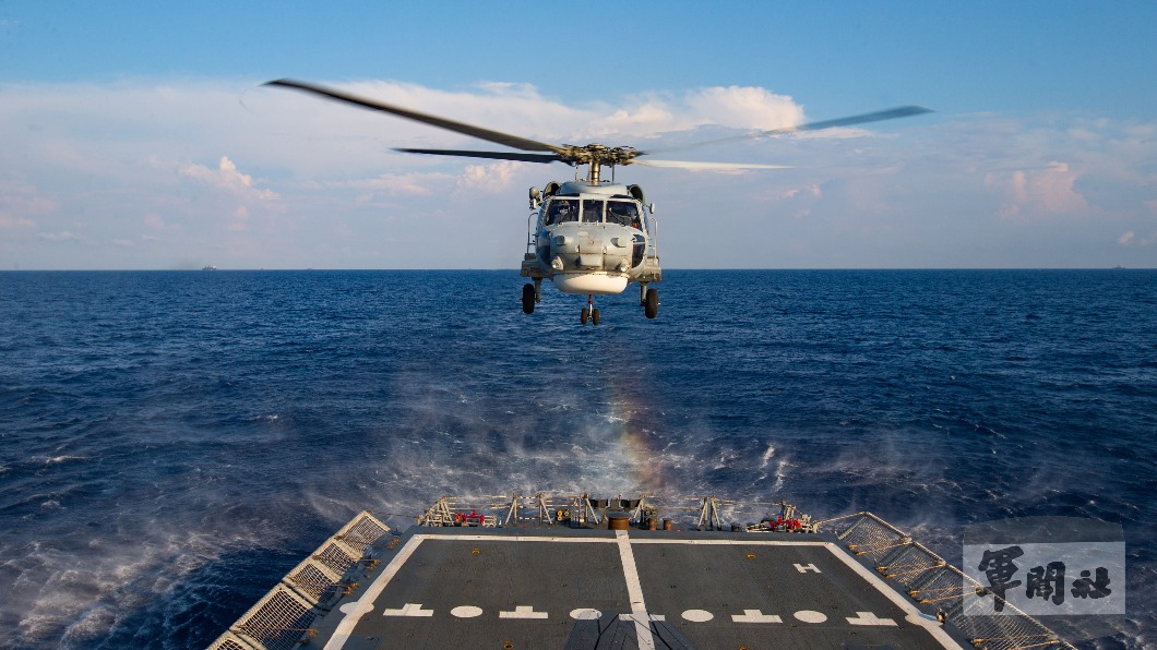 S-70C直升機在田單軍艦上進行起落艦操演課目。（圖／軍聞社提供）