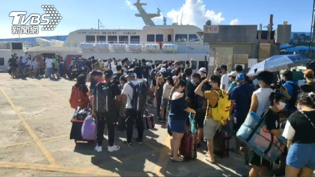 中秋連假首日，台東富岡漁港擠滿前往綠島的遊客。（圖／TVBS）