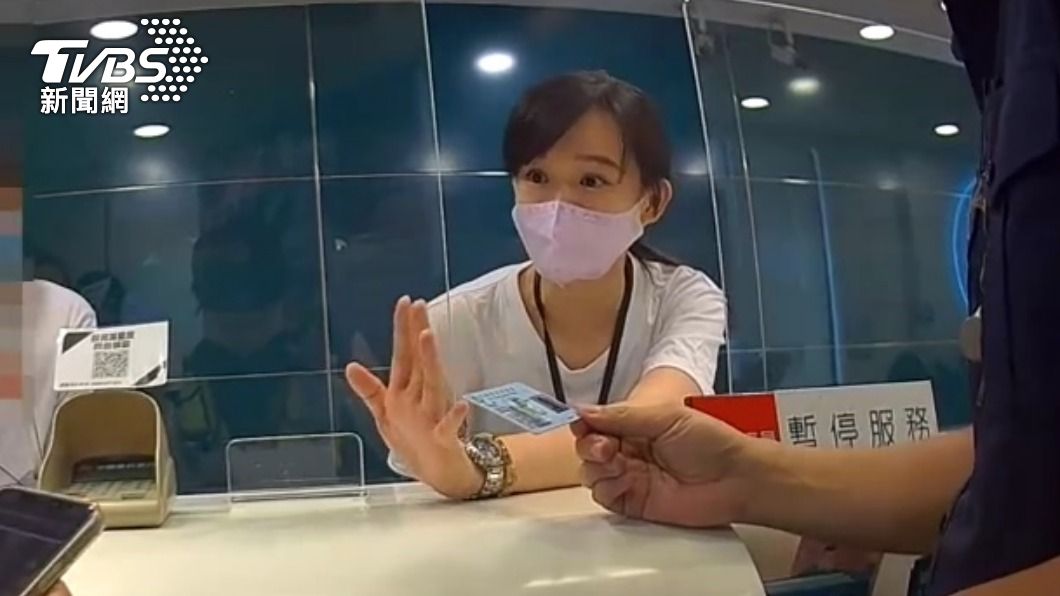 許姓襄理有著鵝蛋臉還有一雙大眼睛，被形容長得像是藝人曾愷玹。（圖／TVBS） 遭詐衝銀行匯款！見超正女行員耐心解釋　被害人「戀愛了」