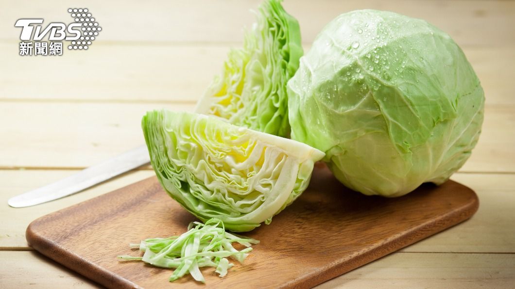高麗菜富含豐富的膳食纖維，其中所含的水溶性纖維能有效降低膽固醇。（示意圖／shutterstock達志影像）