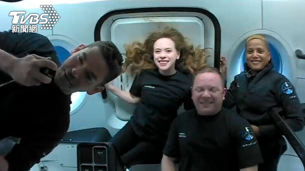 「堅韌號」載有4名平民登上太空。（圖／AP）