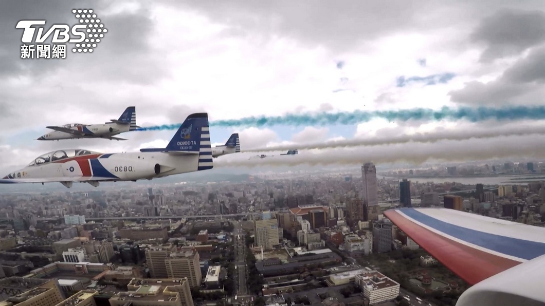 雷虎小組噴彩煙，以大雁隊形掠過總統府上方，這幾乎是每年空軍的重點表演。（圖／TVBS）