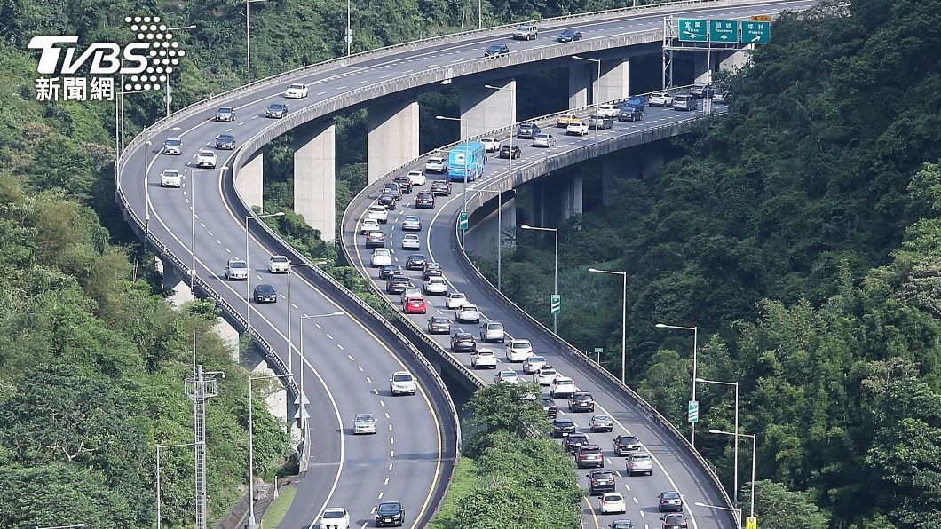 中秋連假第3天，高公局預估明天國道全天交通量為122百萬車公里。（圖／中央社）