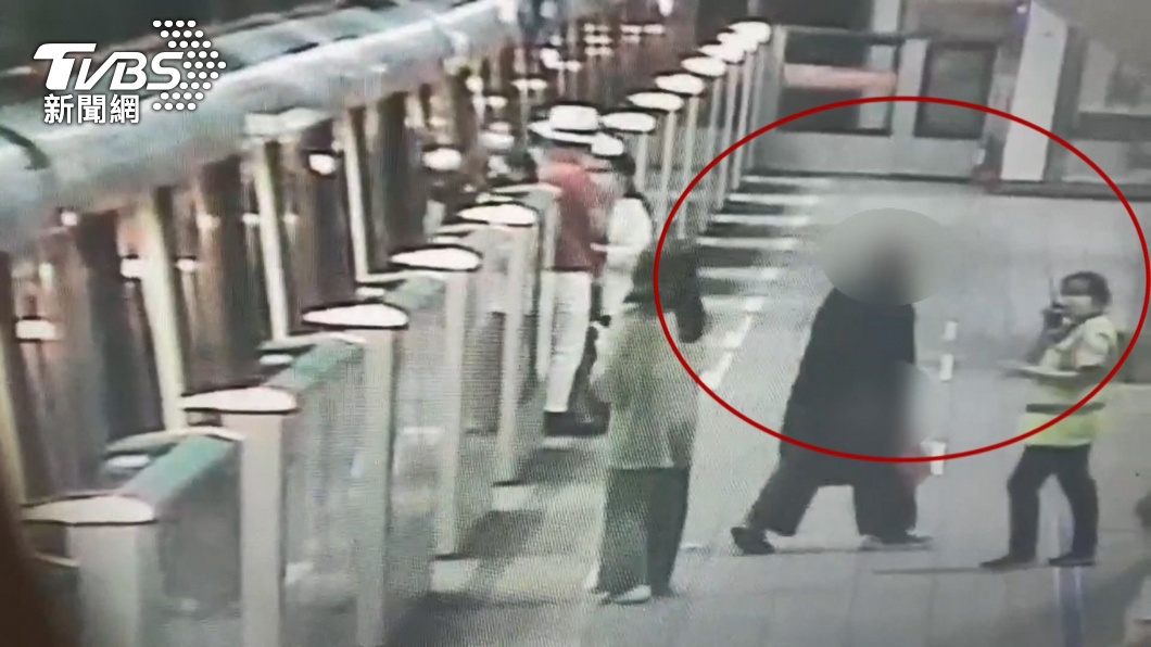 林姓老翁在捷運站亮刀。（圖／TVBS資料畫面）