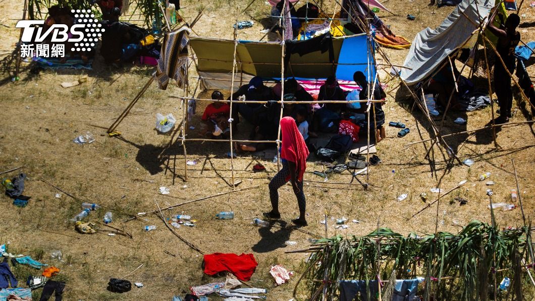 上萬名難民在橋下紮營。（圖／AP） 美墨邊境湧上萬海地難民！眾人擠爆橋下、睡地上
