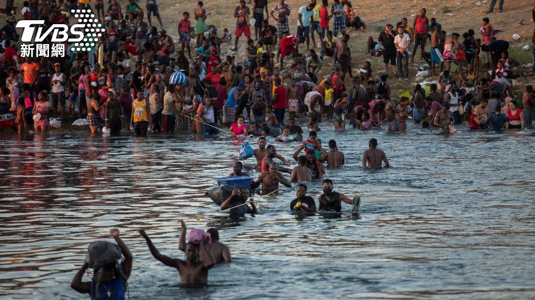 大量移民渡河進入美墨邊境。（圖／AP） 美國啟動大規模驅逐行動！單日7航班遣返海地非法移民