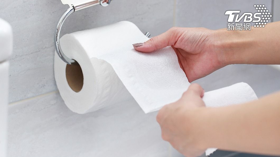 許多人如廁後會直接將衛生紙丟入馬桶中。（示意圖／shutterstock達志影像）