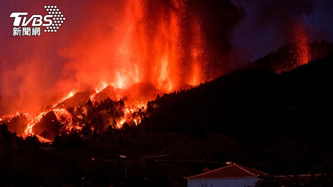 西班牙加納利群島火山噴發。（圖／達志影像美聯社） 西班牙火山噴發　官員竟稱可登島看精彩節目惹議