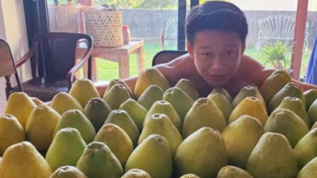 李康生自己栽種柚子送劇組工作人員。（圖／導演提供）