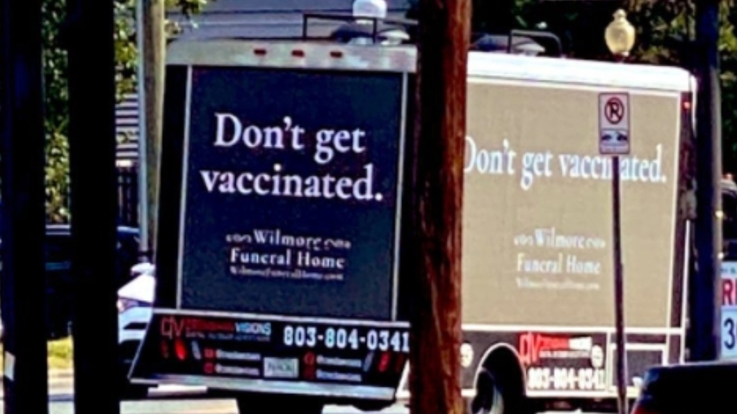一台麵包車出現在街道上，公然呼籲民眾不要打疫苗。（圖／翻攝自@yourgeniushands推特）