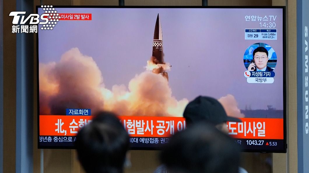 南北韓同在15日試射飛彈，圖為南韓媒體報導北韓試射飛彈。（圖／AP）