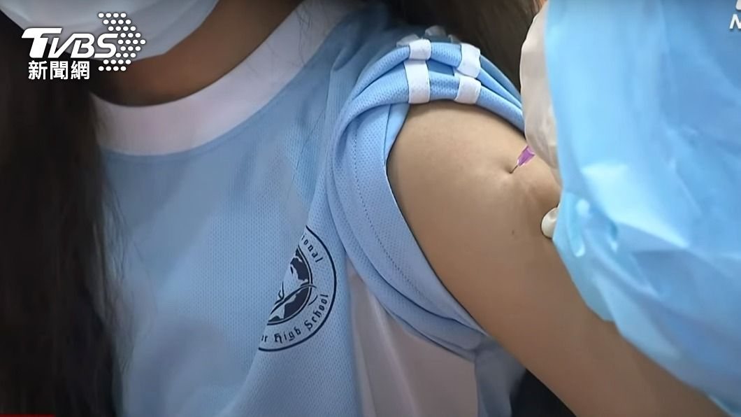 BNT疫苗今開放學生接種。（圖／TVBS） 校園BNT接種首日傳不良！桃市男學生打完當場昏倒