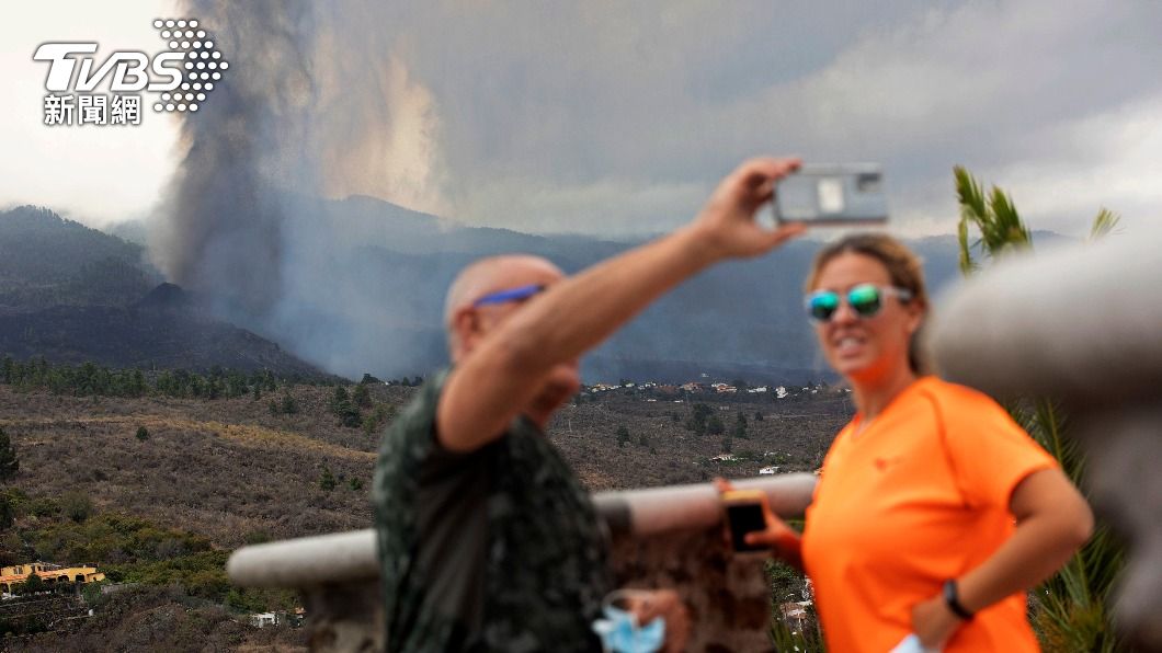 西班牙火山噴發，吸引遊客前往拍照。（圖／AP）
