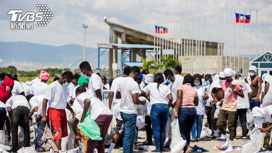 大批海地移民遭美遣返回國。（圖／達志影像路透社） 歷盡艱辛抵美墨邊境卻遭遣返　海地移民氣憤難平