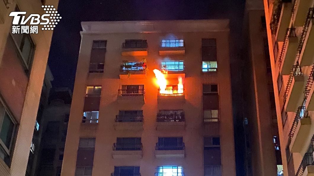 土城社區大樓10樓失火。（圖／TVBS）