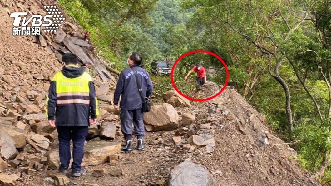 張男遇上道路坍方，險遭活埋，人車受困於山區。（圖／消防提供）