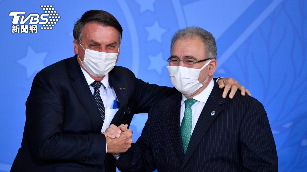 巴西總統波索納洛與衛生部長奎洛加。（圖／達志影像美聯社） 巴西衛長完整接種仍在美染疫　引發疫苗有效性話題