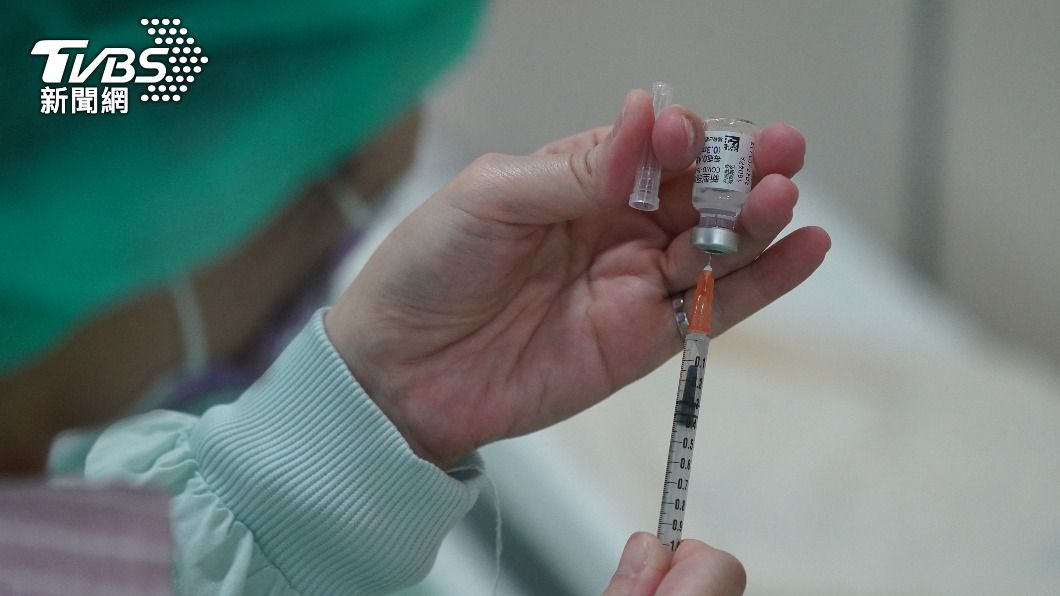 圖為護理人員用針筒抽取BNT疫苗。（圖／中央社）