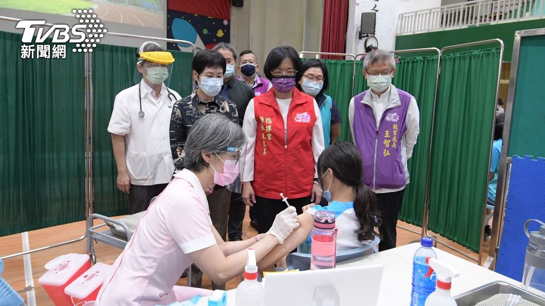 彰化縣長王惠美前往田中高中了解疫苗接種情形。（圖／中央社）