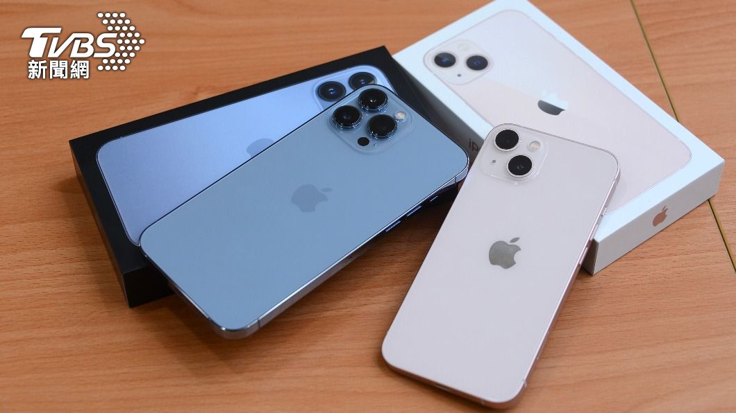 iPhone 13 Pro Max天峰藍色（左）引起風潮。（圖／TVBS）