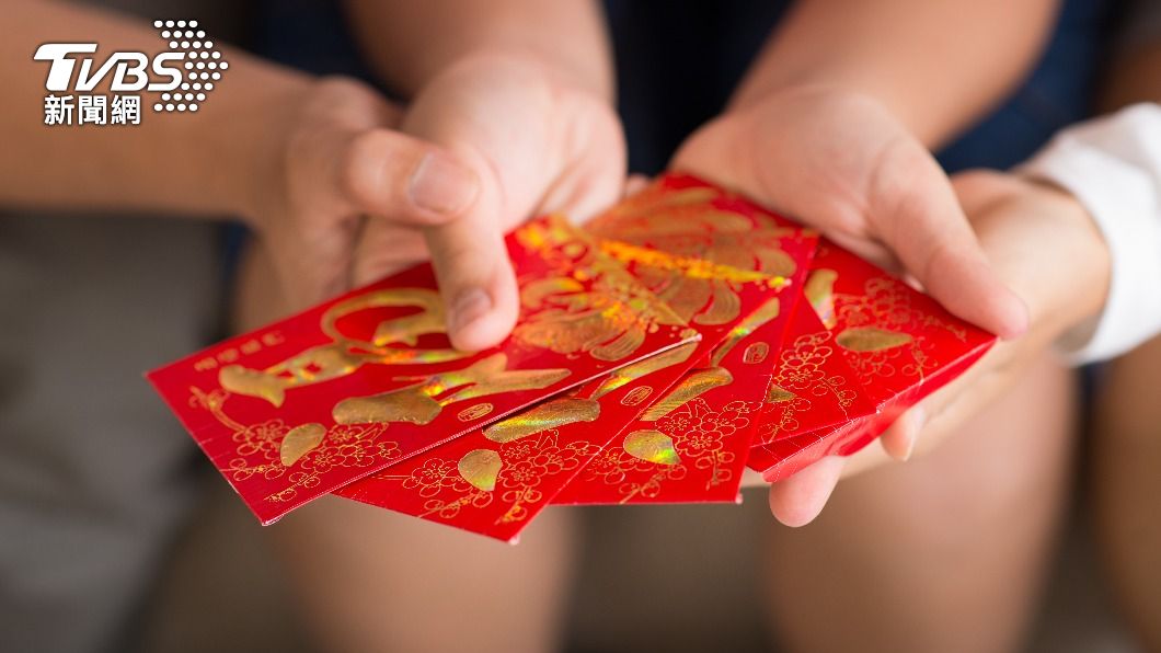 華人過年有包紅包的習俗。（示意圖／shutterstock達志影像）