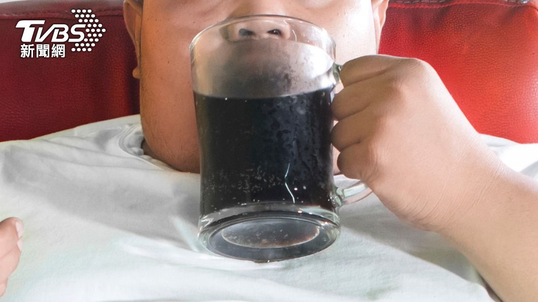 大陸一名青年在10分鐘內狂飲1.5公升的可樂結果因不明原因身亡。（示意圖／shutterstock達志影像）