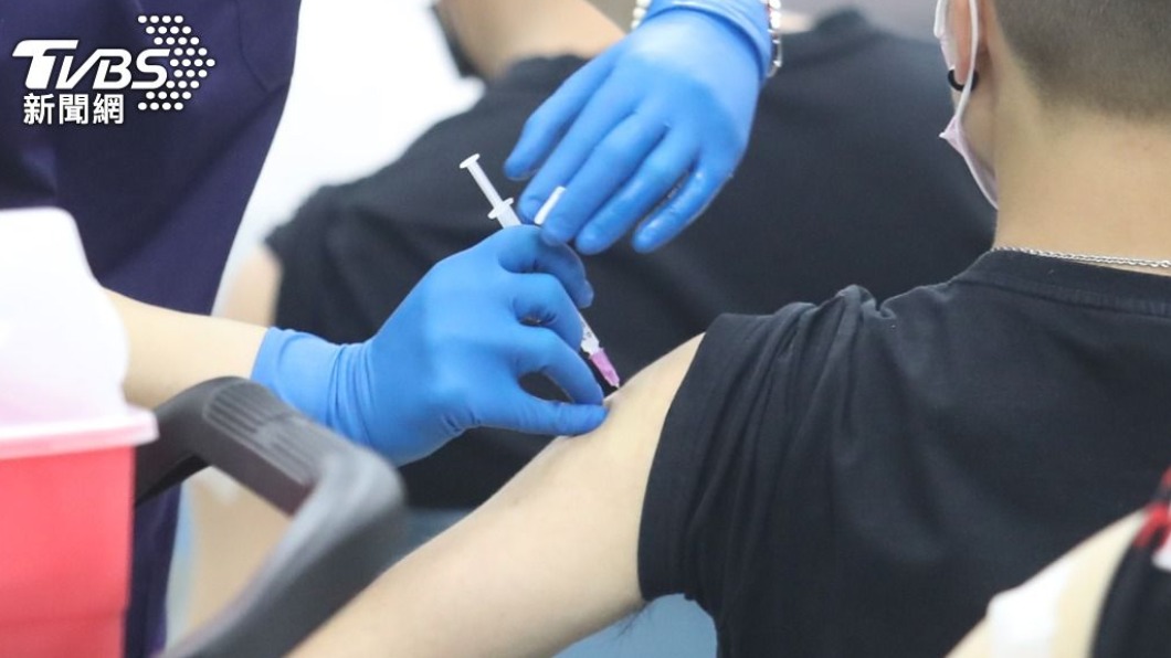 國、高中學生已可接種BNT疫苗。（圖／TVBS）