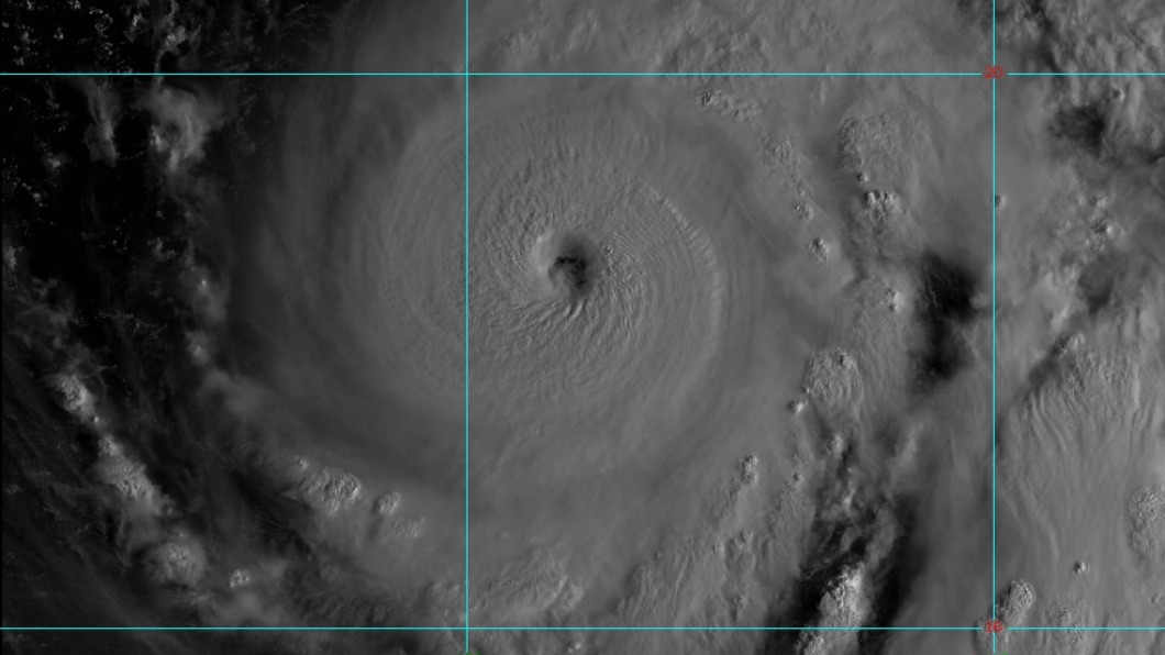 衛星雲圖上可見「蒲公英」的明顯颱風眼。（圖／翻攝自鄭明典臉書）